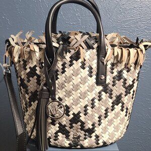 MICHAEL KORS Marley Medium Leather Bucket Messenger Bag.